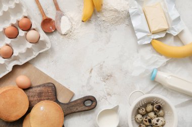 Beyaz arka planda malzemeleri olan lezzetli muzlu krepler.