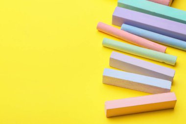 Renk arkaplanındaki renkli tebeşirler