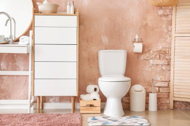 Modern tuvaletin şık bir iç mekanı.