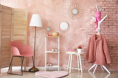 Modern salonun iç mimarisi.