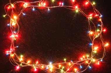 Karanlık arka planda parlayan Noel ışıkları