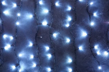 Karanlık arka planda parlayan Noel ışıkları