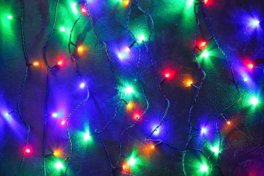 Karanlık arka planda parlayan Noel ışıkları