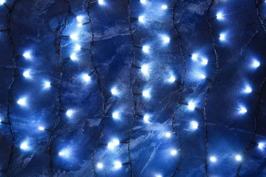 Karanlık arka planda parlayan Noel ışıkları