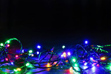 Karanlık arka planda parlayan Noel ışıkları