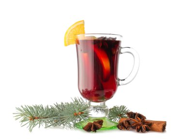 Beyaz arka planda lezzetli sıcak şarap.