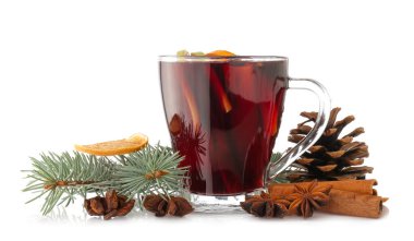 Beyaz arka planda lezzetli sıcak şarap.