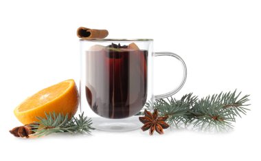 Beyaz arka planda lezzetli sıcak şarap.