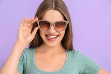 Renkli güneş gözlüklü güzel bir kadın.