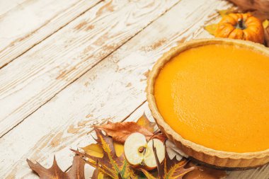 Ahşap zemin üzerinde lezzetli balkabağı turtası olan kompozisyon