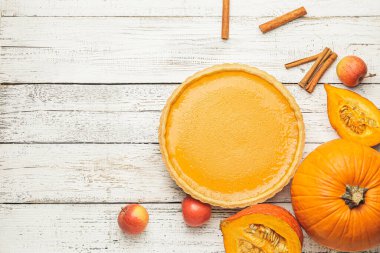 Ahşap zemin üzerinde lezzetli balkabağı turtası olan kompozisyon