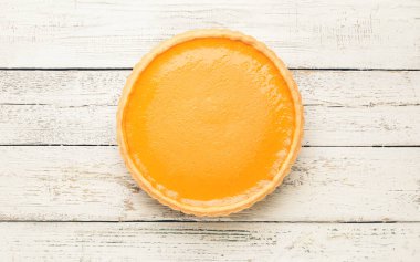 Ahşap arka planda lezzetli balkabağı turtası