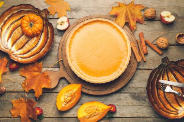 Ahşap zemin üzerinde lezzetli balkabağı turtası olan kompozisyon