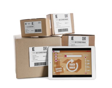 Dağıtım hizmeti uygulamasının açık sayfasına ve beyaz arkaplanda paketlere sahip tablet bilgisayarı