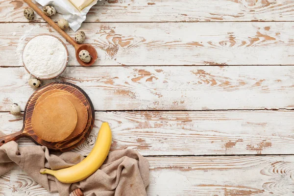 Panquecas Banana Saborosas Com Ingredientes Fundo Madeira Branca — Fotografia de Stock