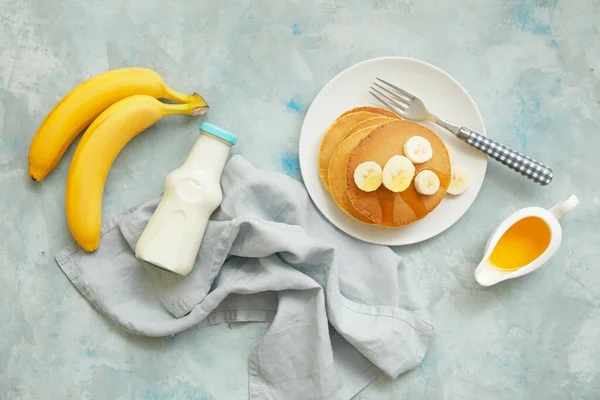 Plate Tasty Banana Pancakes Milk Honey Color Background — Stock Photo, Image
