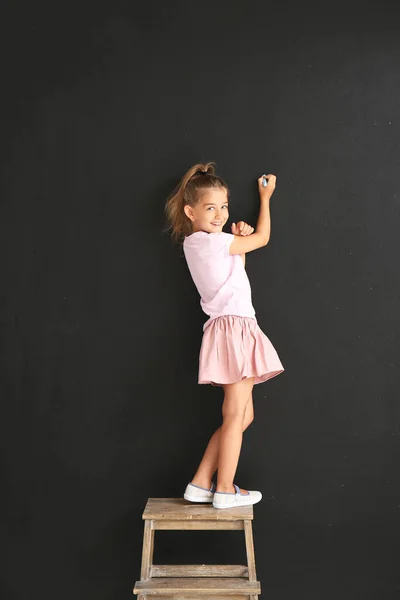 Милая Маленькая Девочка Рисует Черной Стене — стоковое фото