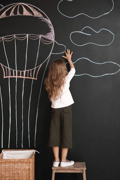 Cute Little Girl Drawing Hot Air Balloon Black Wall — Stock Photo, Image