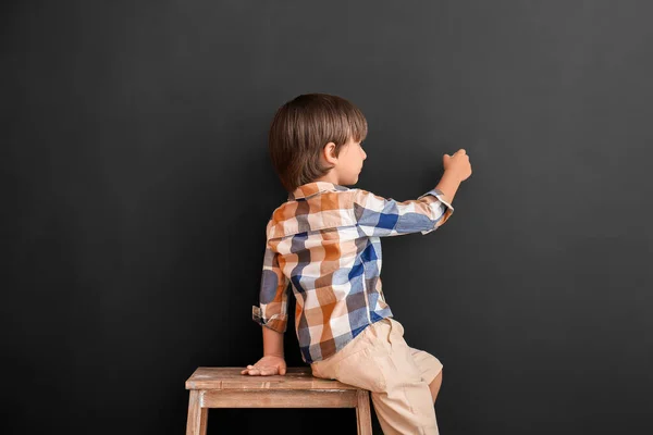 Niedliche Kleine Junge Zeichnung Mit Kreide Auf Schwarzer Wand — Stockfoto