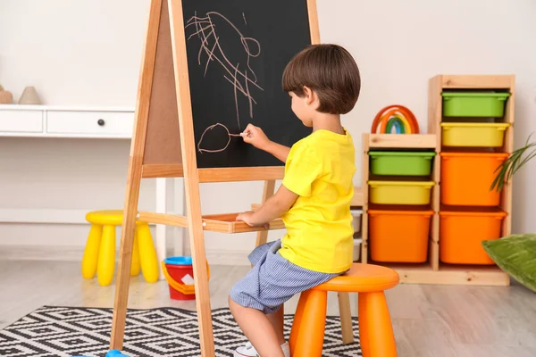 Niedlicher Kleiner Junge Zeichnet Auf Tafel Kindergarten — Stockfoto
