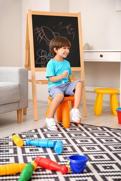 Joyeux Petit Garçon Près Tableau Peint Maternelle — Photo