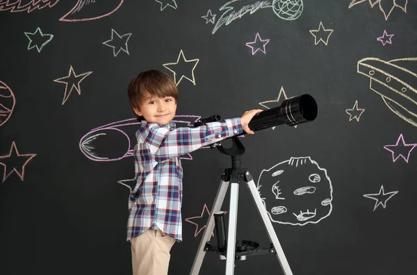 Χαριτωμένο Μικρό Αγόρι Και Τηλεσκόπιο Κοντά Στο Μαύρο Τοίχο Ζωγραφισμένο — Φωτογραφία Αρχείου