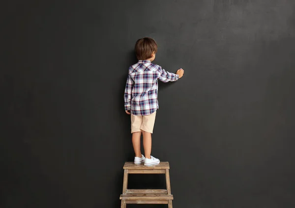 Cute Mały Chłopiec Rysunek Kredą Czarnej Ścianie — Zdjęcie stockowe