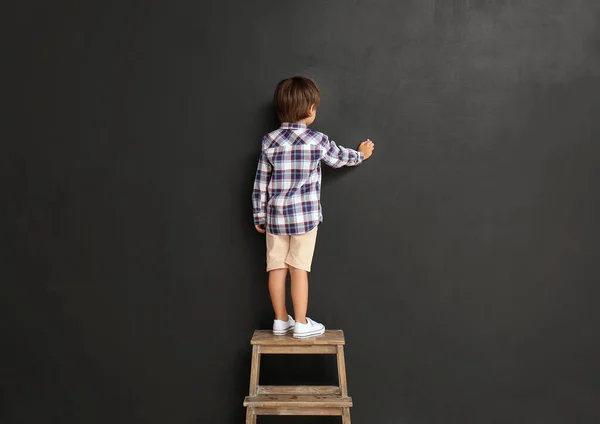 Niedliche Kleine Junge Zeichnung Mit Kreide Auf Schwarzer Wand — Stockfoto