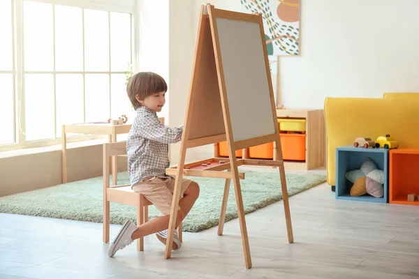 Niedlicher Kleiner Junge Zeichnet Auf Staffelei Kindergarten — Stockfoto