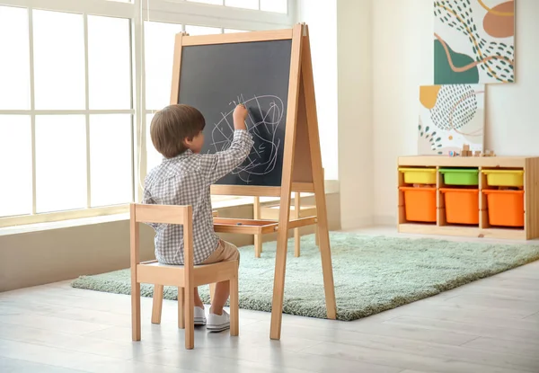 幼稚園の黒板にかわいい男の子の絵 — ストック写真