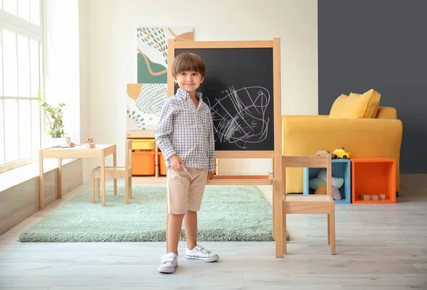 Netter Kleiner Junge Der Nähe Der Tafel Kindergarten — Stockfoto