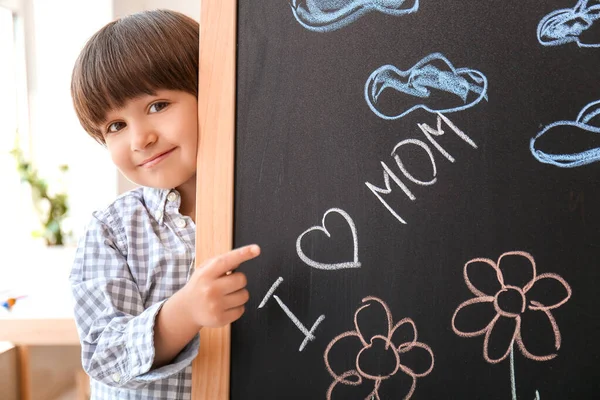 Cute Little Boy Rysowane Kwiaty Dla Matki Tablicy — Zdjęcie stockowe