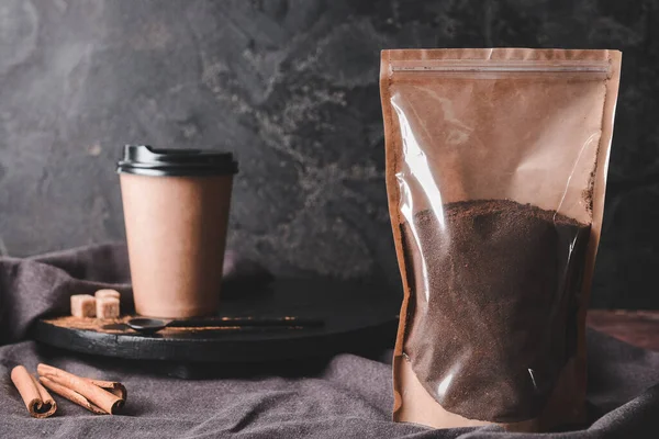 Pack Con Café Polvo Taza Para Llevar Sobre Fondo Oscuro — Foto de Stock