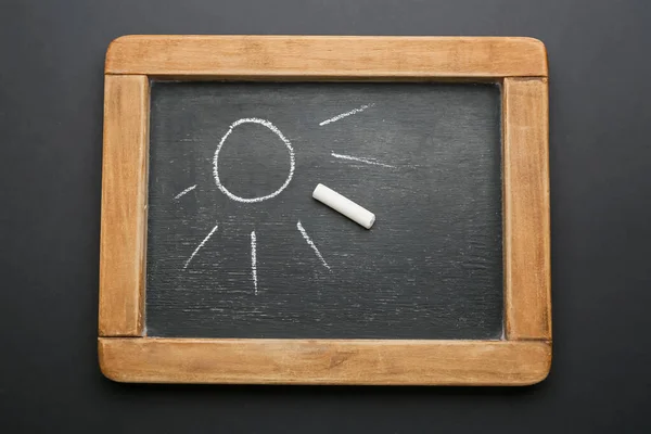 Chalkboard Com Sol Desenhado Giz Fundo Escuro — Fotografia de Stock