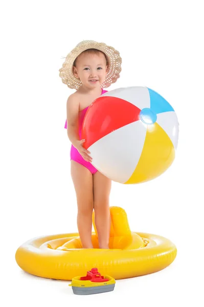 Nettes Baby Mädchen Mit Aufblasbarem Ring Und Strandball Auf Weißem — Stockfoto