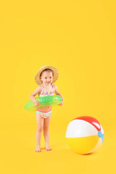 Nettes Baby Mädchen Mit Aufblasbarem Ring Und Strandball Auf Farbigem — Stockfoto