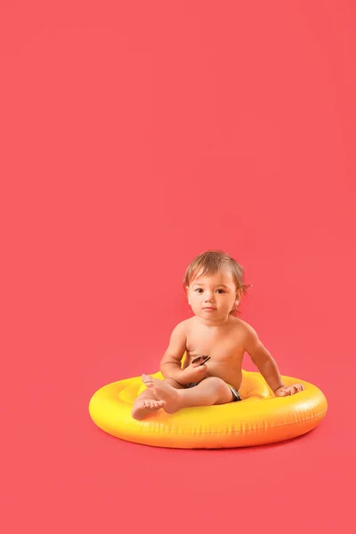 Niño Lindo Del Bebé Con Anillo Inflable Fondo Del Color —  Fotos de Stock