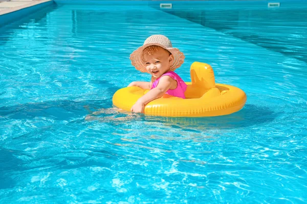 Nettes Baby Mädchen Mit Aufblasbarem Ring Schwimmbad — Stockfoto