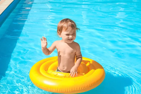 Netter Junge Mit Aufblasbarem Ring Schwimmbad — Stockfoto