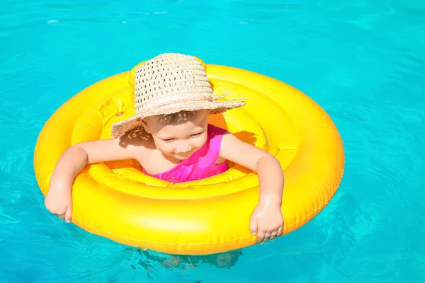 Nettes Baby Mädchen Mit Aufblasbarem Ring Schwimmbad — Stockfoto