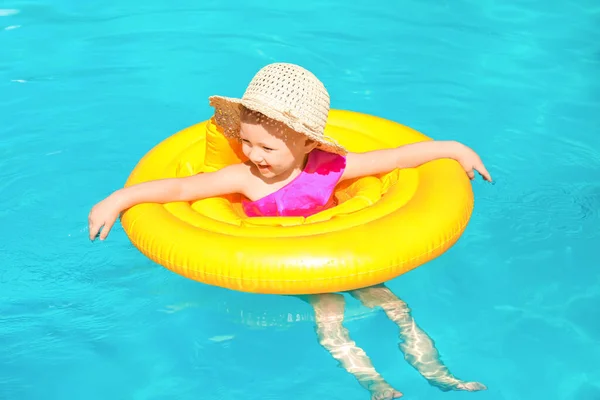Nettes Baby Mädchen Mit Aufblasbarem Ring Schwimmbad — Stockfoto