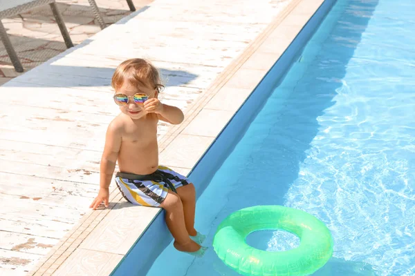 Mignon Bébé Garçon Assis Sur Bord Piscine — Photo