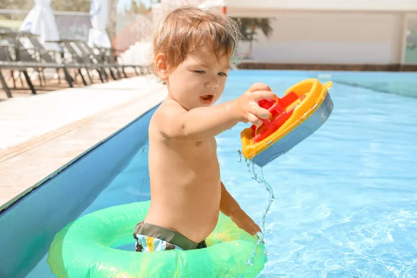 Leuke Baby Jongen Met Opblaasbare Ring Zwembad — Stockfoto