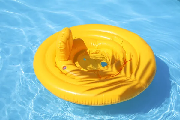 游泳池中的橡胶充气环 — 图库照片