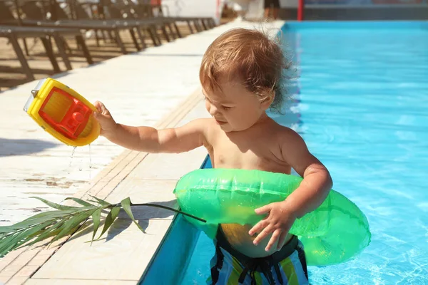 Mignon Bébé Garçon Avec Anneau Gonflable Dans Piscine — Photo