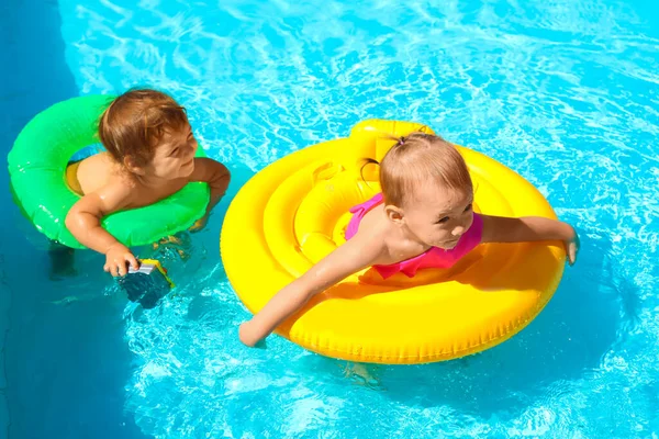 Leuke Kleine Kinderen Het Zwembad — Stockfoto