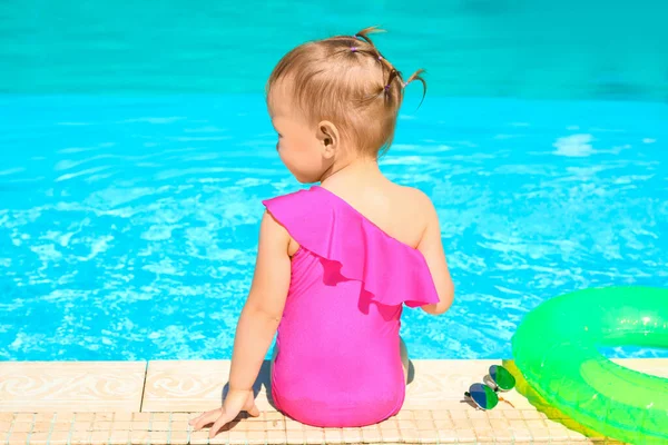 Nettes Baby Mädchen Sitzt Rande Des Schwimmbades — Stockfoto