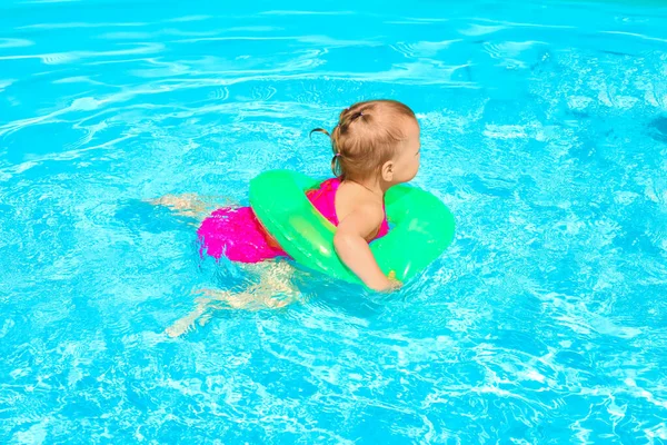 Nettes Baby Mädchen Mit Aufblasbarem Ring Schwimmbad — Stockfoto