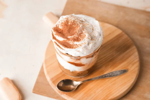 Doux Tiramisu Savoureux Sur Table — Photo