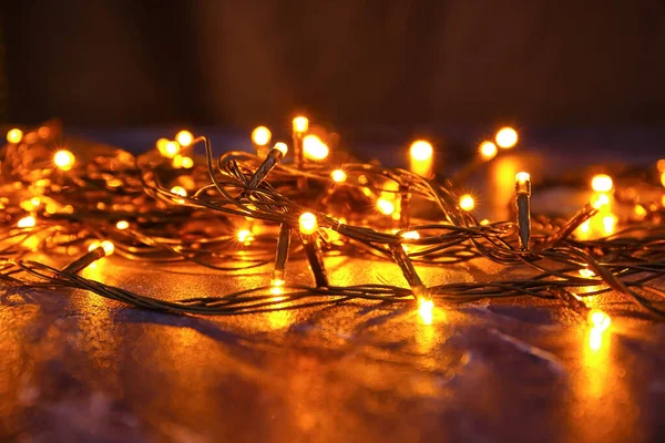 Leuchtende Weihnachtsbeleuchtung Auf Dunklem Hintergrund — Stockfoto